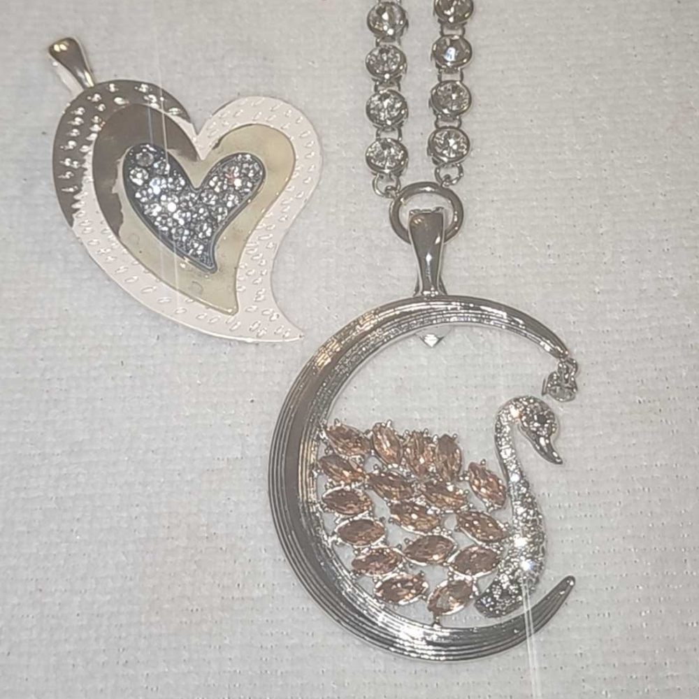 Necklace and interchangeable pendant set